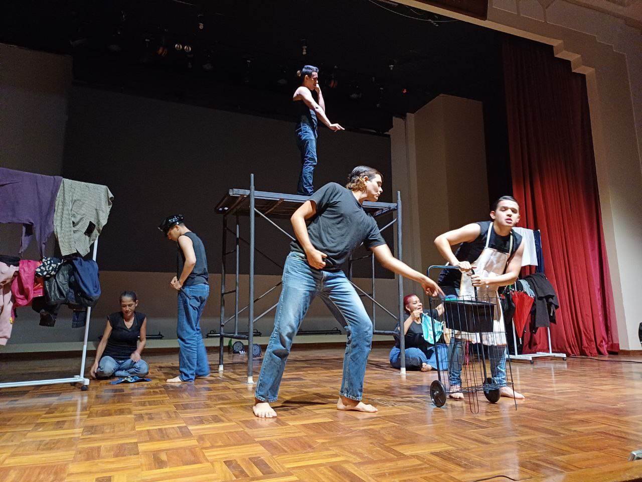 Jueves Cultural presentó “Sucesos” del grupo teatral Piso Verde