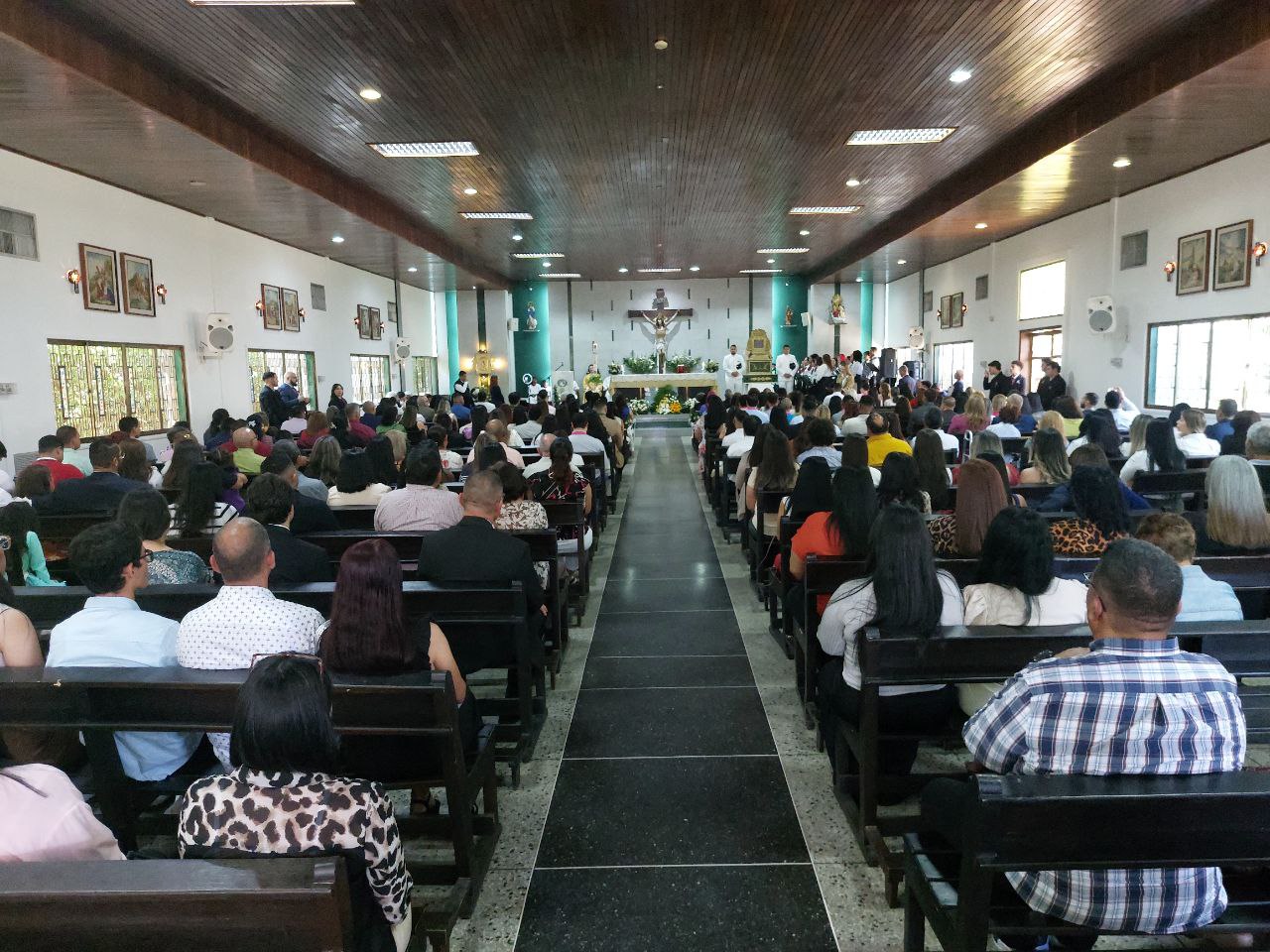Graduandos de URBE reciben bendición en misa de Acción de Gracias