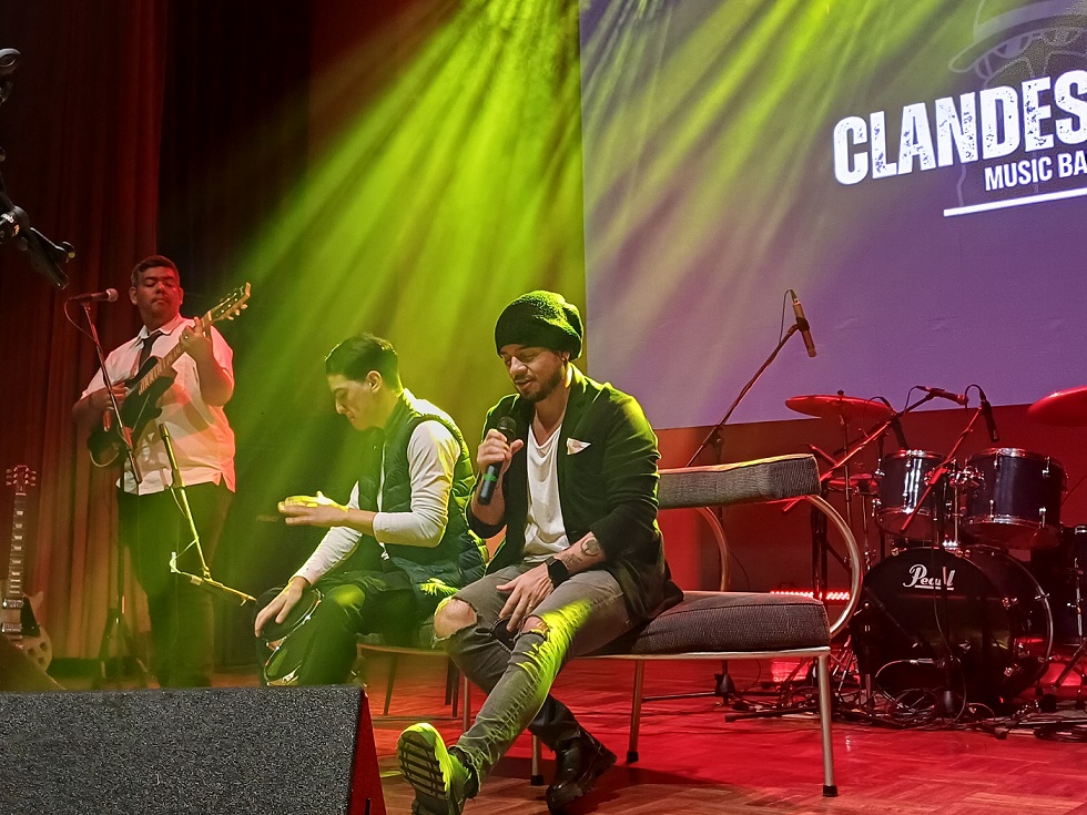 Clandestinos Music Band rindió homenaje a los padres en el Jueves Cultural