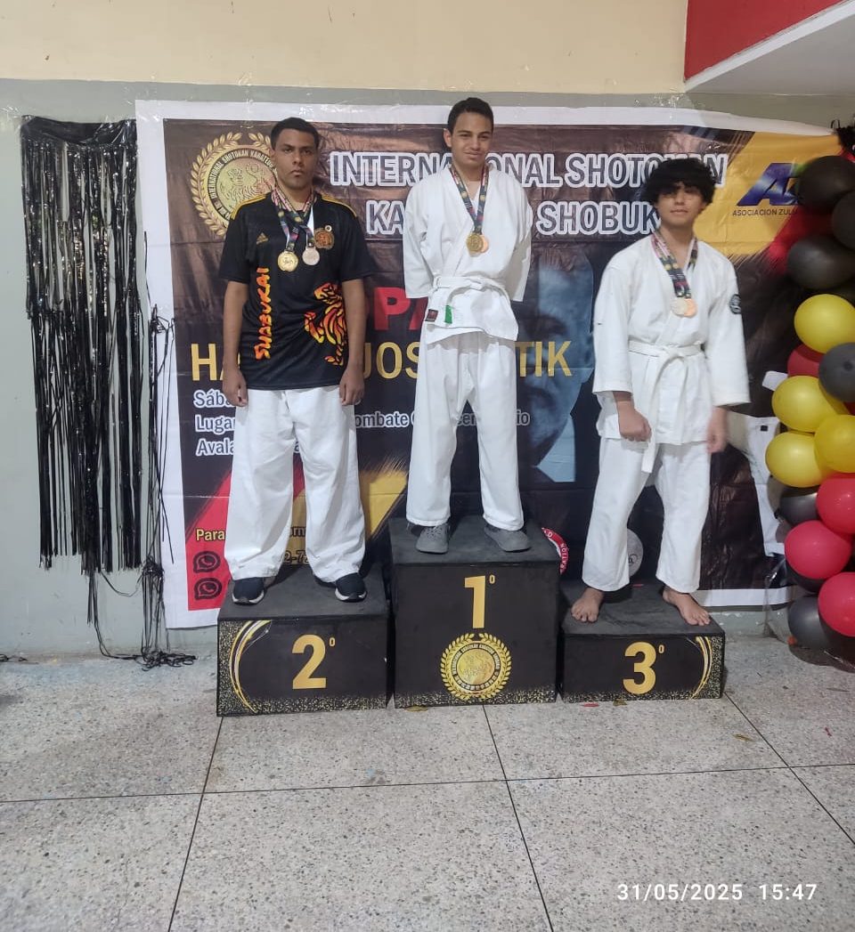 Karateca de URBE conquista el podio en su debut en el tatami