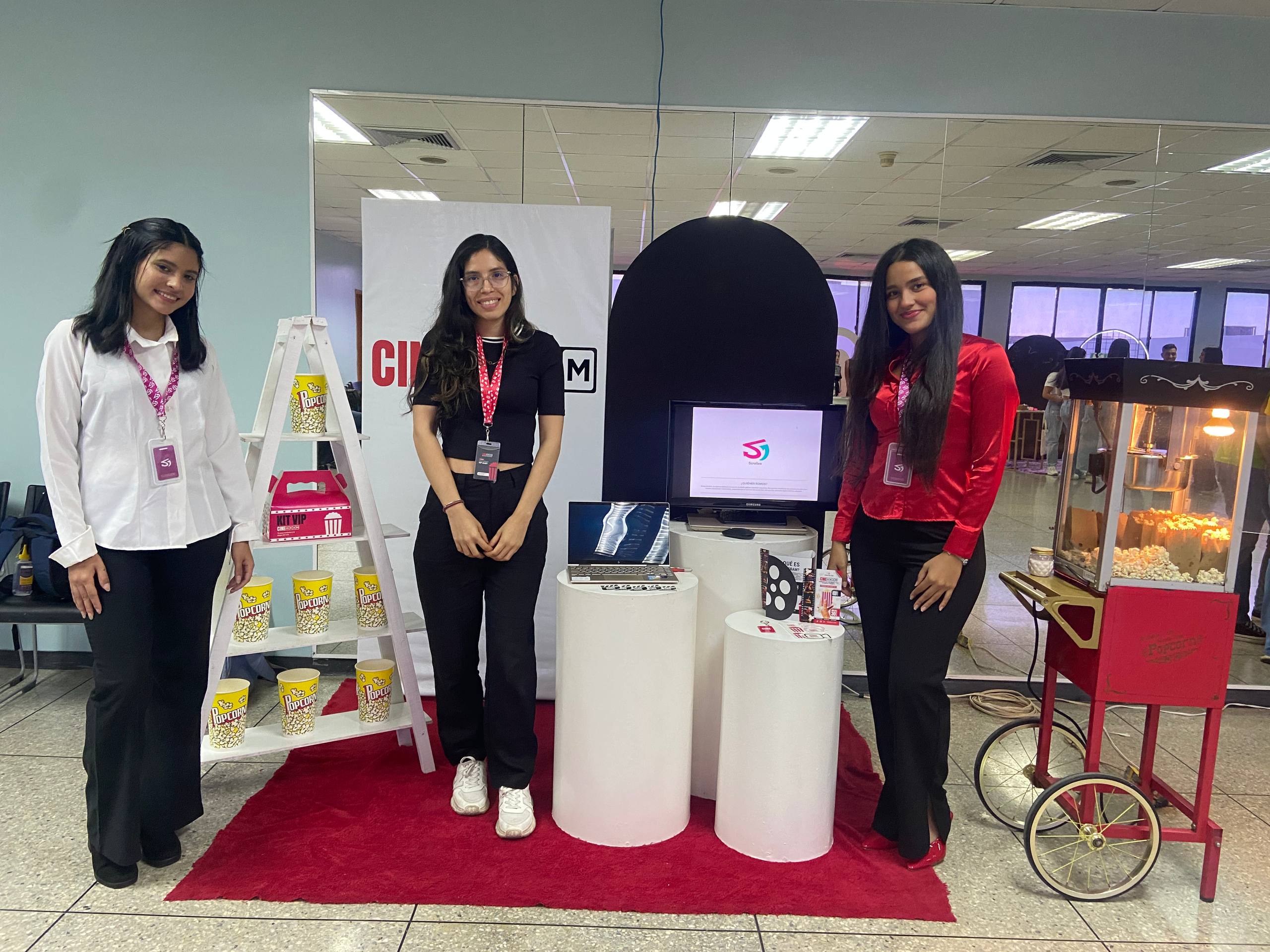 Innovación y tecnología marcaron la exposición de Taller de Diseño Gráfico 8