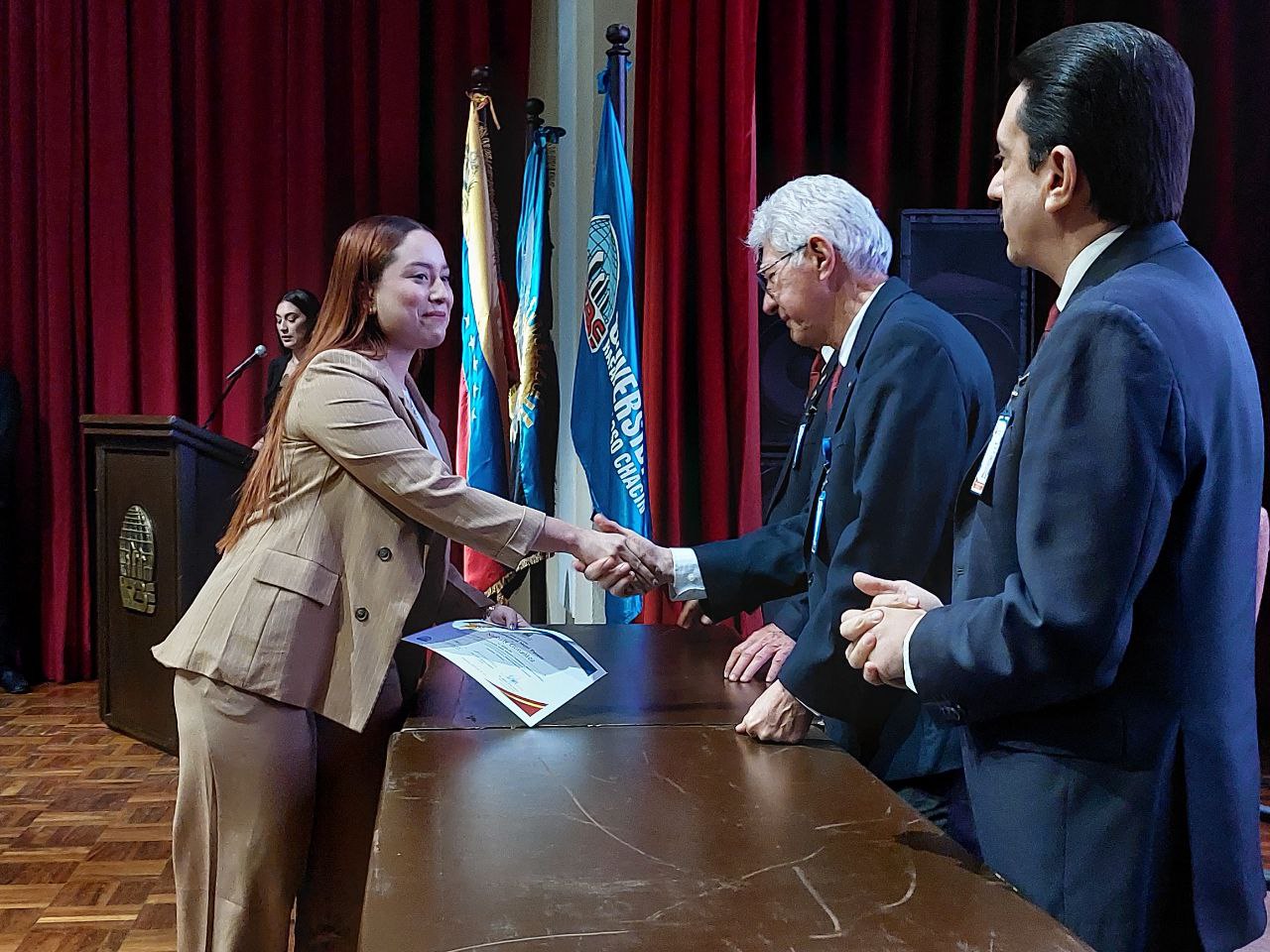 ¡Premiando la excelencia URBE entrega reconocimientos  al “Mejor Pasante 2025”