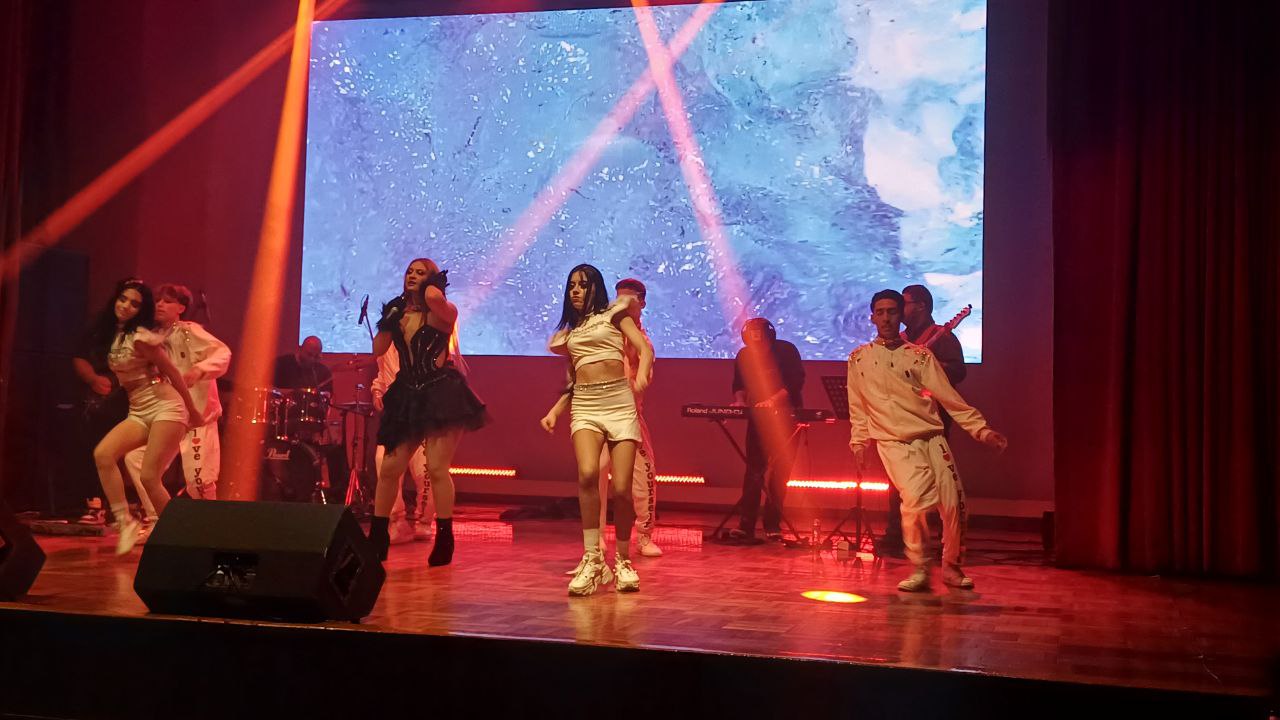 Zophia deslumbró con su estilo pop en el Jueves Cultural