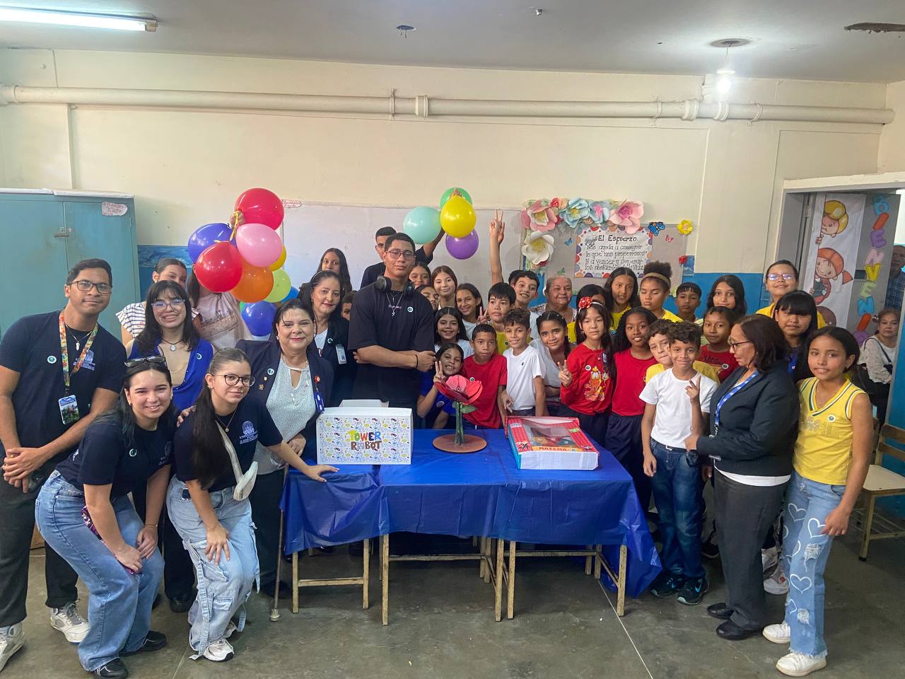 Estudiantes de URBE donan juegos didácticos a la Escuela Básica Nacional Norman Prieto Ramos