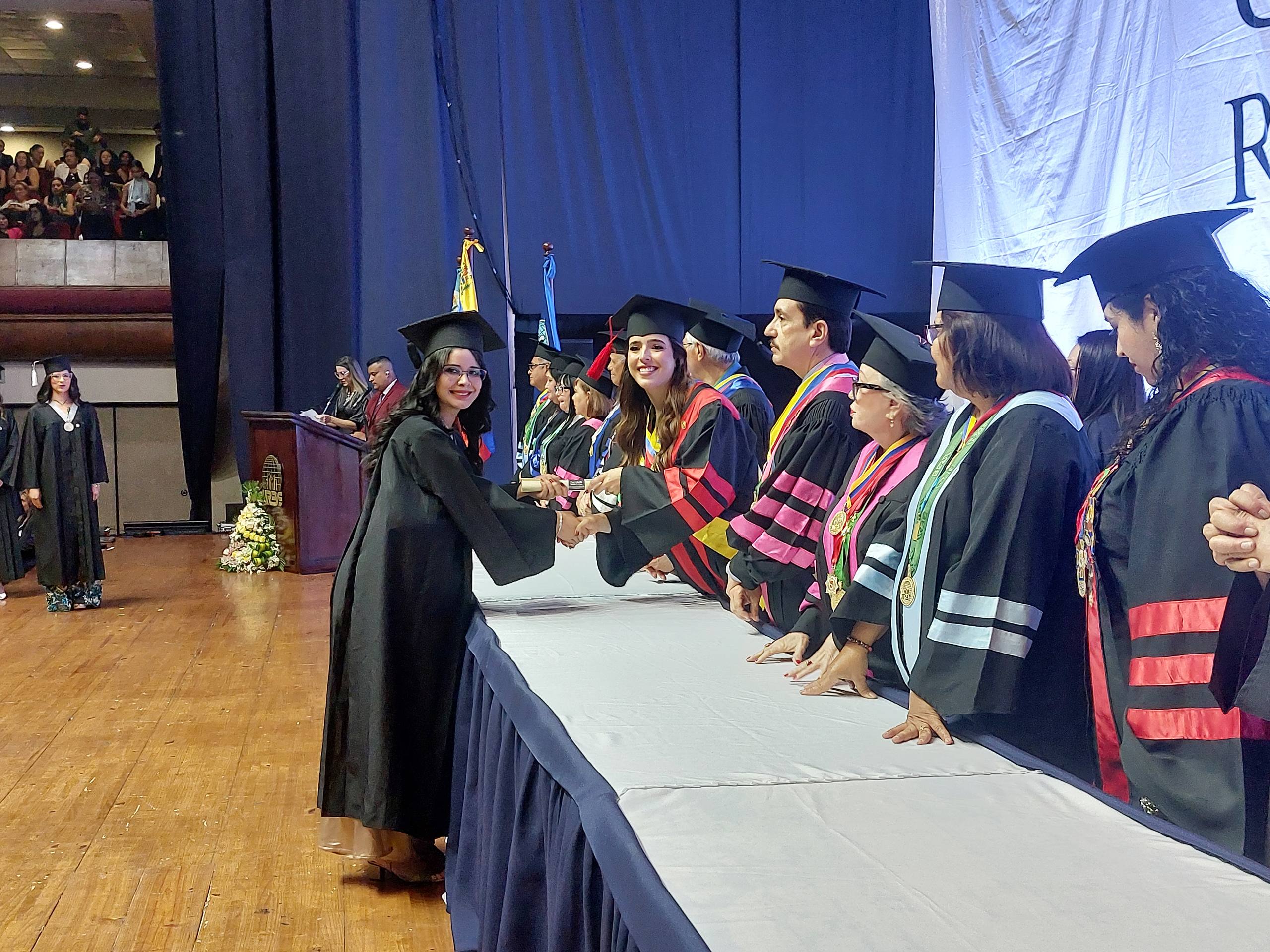 Más de 400 sueños cumplidos: URBE entrega títulos a su nueva generación de profesionales