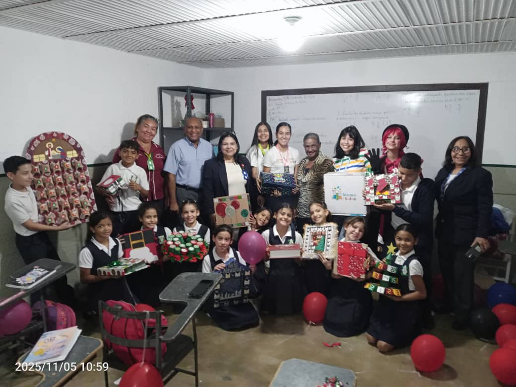 Estudiantes de Diseño Gráfico de la URBE donan juego didáctico “Science Kids” a la Unidad Educativa Santa Verónica de Milán
