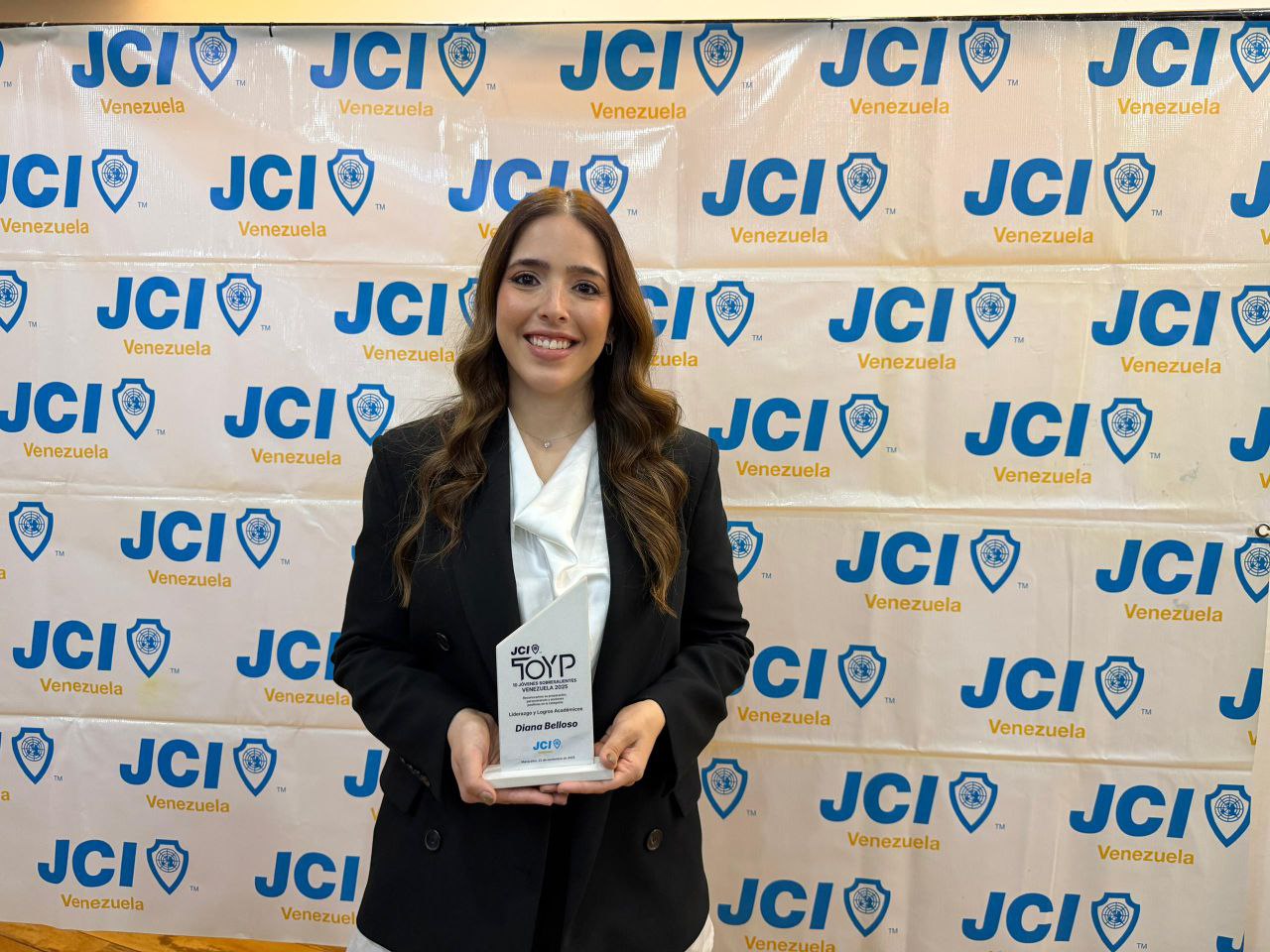 URBE celebra el talento joven: Rectora Diana Belloso Montiel galardonada en los Premios TOYP JCI Venezuela