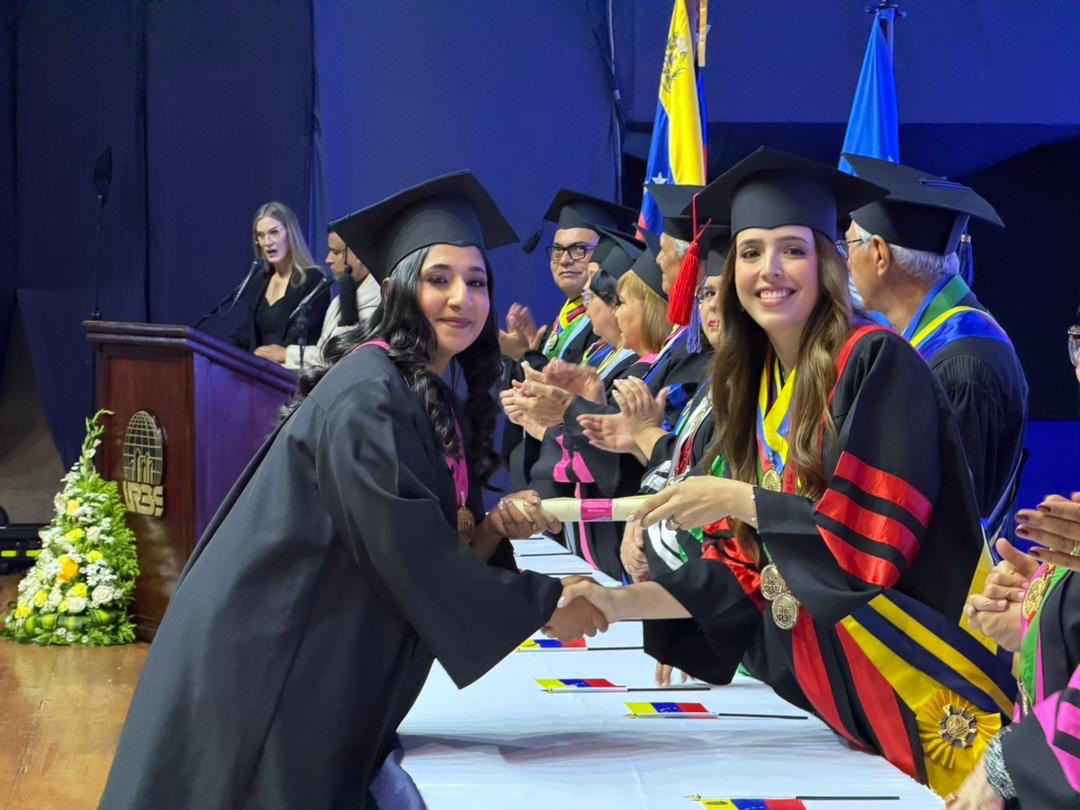 Más de 500 graduandos recibieron sus títulos en acto solemne de la URBE