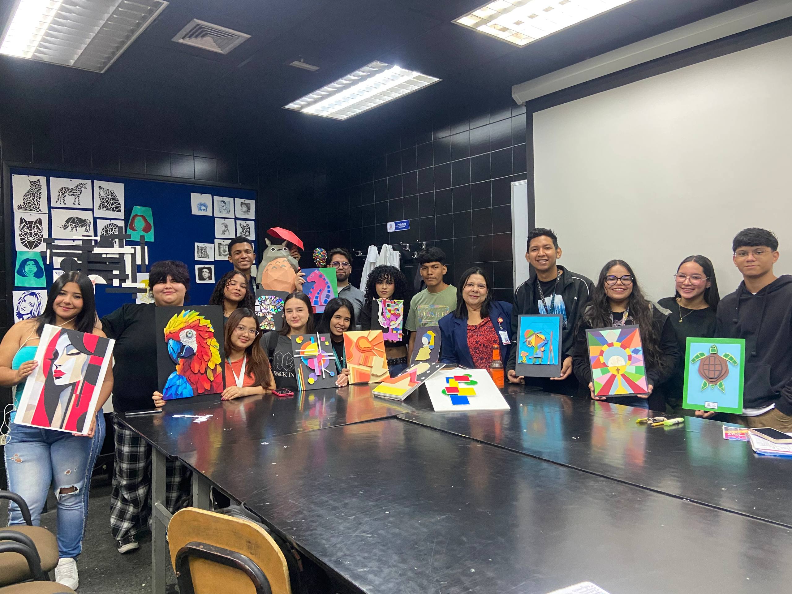 Creatividad en 3D: Estudiantes de Diseño Gráfico de URBE diseñan los trofeos de la Muestra Audiovisual