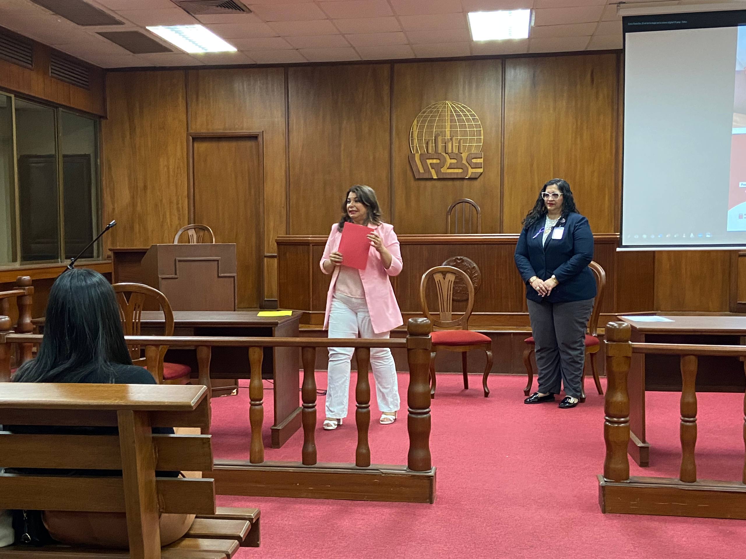 Facultad de Ciencias Jurídicas y Políticas de URBE promueve conversatorio Entre pantalla: El rol de la mujer en la crianza digital