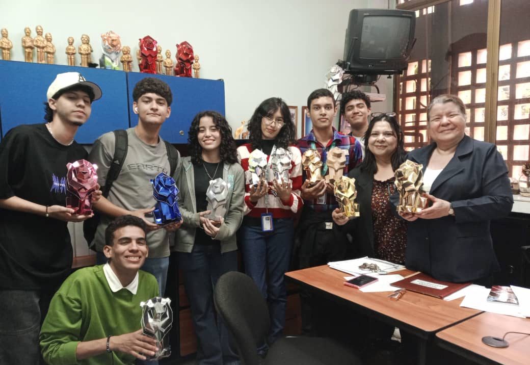 Estudiantes de Diseño Gráfico  elaboran trofeos para la Muestra Audiovisual por segundo año consecutivo