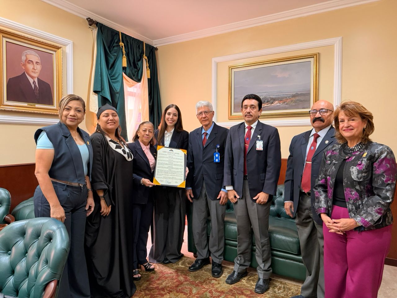 Autoridades del CLEZ entregan reconocimiento a la obra educativa del Dr. Oscar Belloso Medina en la URBE