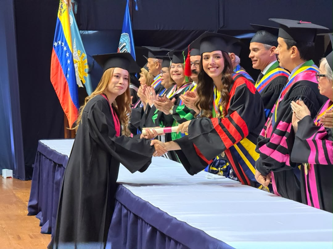 Innovación, legado y excelencia marcaron el acto de grado de la URBE
