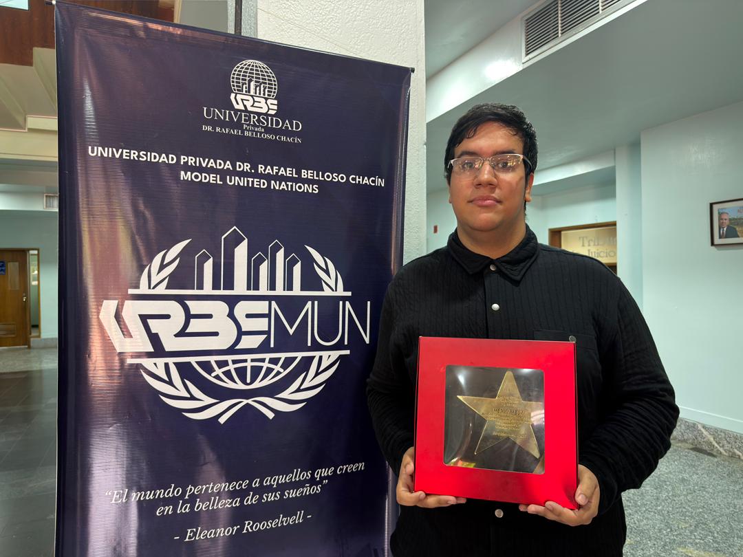 Estudiante de Comunicación Social lidera la representación de URBEMUN en escenarios nacionales de debate